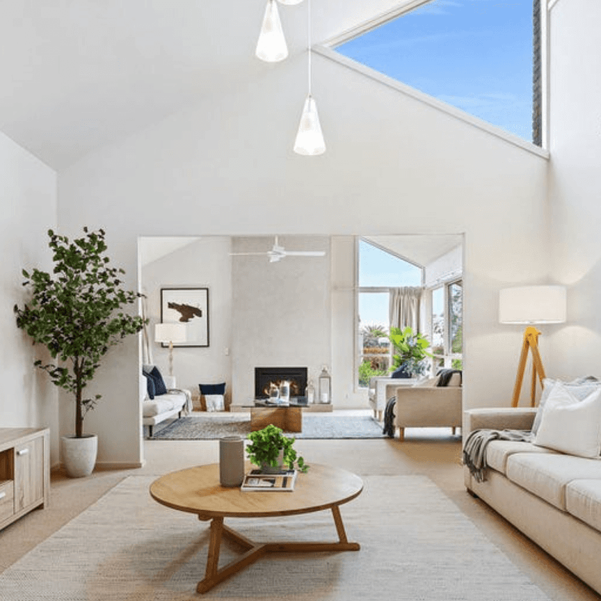 Fully Furnished offering a 6 - 8 month lease - Photo 1