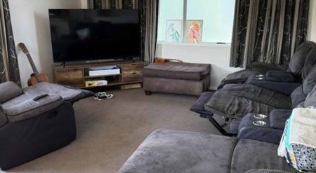 4 Bedroom Townhouse - Great Location - Photo 3