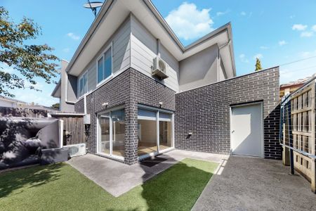 Bright & Spacious Townhouse in Tullamarine - Photo 3