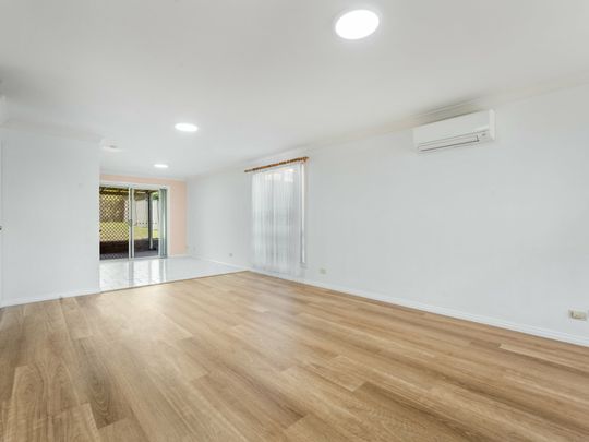 2/8 Owen Stanley Rd, Glenfield NSW - Photo 1