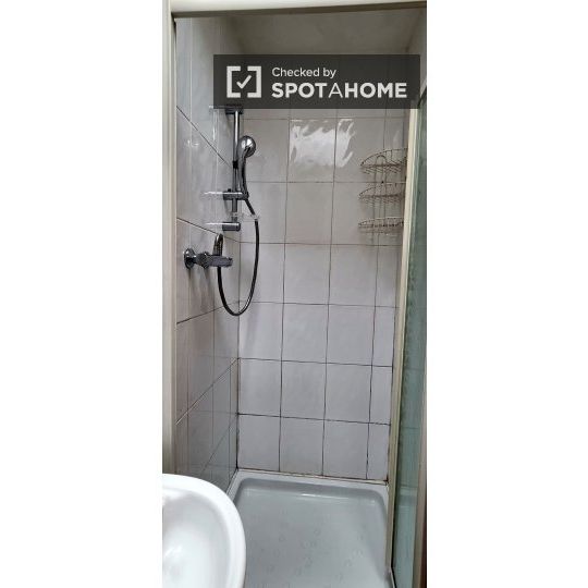 Room for rent in 6-bedroom apartment in Dublin - Photo 1