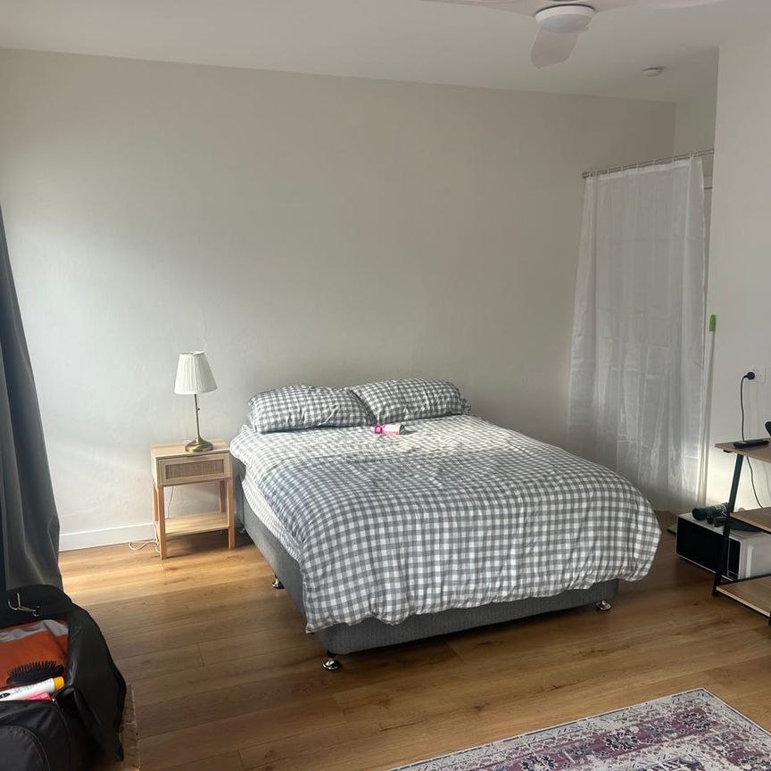 Newly renovated studio apartment with outdoor entertainment area - Photo 1
