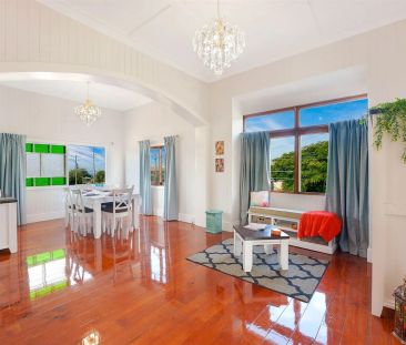Stunning traditional Queenslander, walk to beach - Photo 6