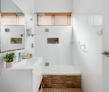 Spacious & Versatile Family Home in a Prime Mortdale Location - Photo 6