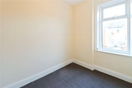 3 bedroom flat to rent - Photo 2