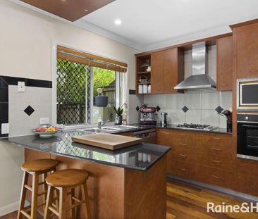 Stunning Townhouse in Central Toowong! - Photo 4