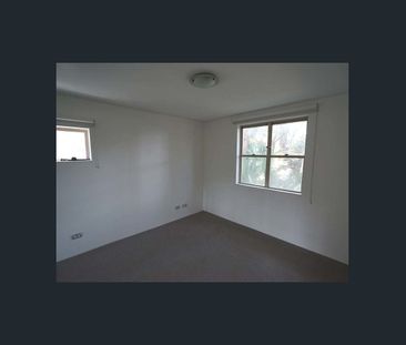 Well presented 1 bedroom apartment in North Bondi - Photo 4