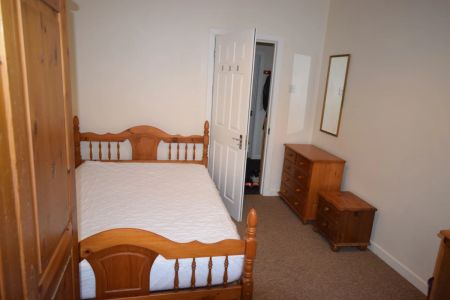 To Rent Columbia Road, Ensbury Park, Bournemouth, BH10 £2,640 pcm Tenancy Info - Photo 3
