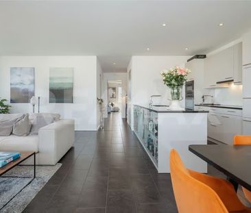 Moderne 2.5-Zimmer-Wohnung mit Balkon und Stadtblick in Schlieren - Foto 1