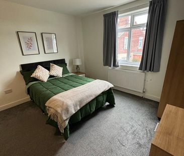 Large, Ensuite Room with Kitchenette- Room 4, Balby Road, DN4 - Photo 4