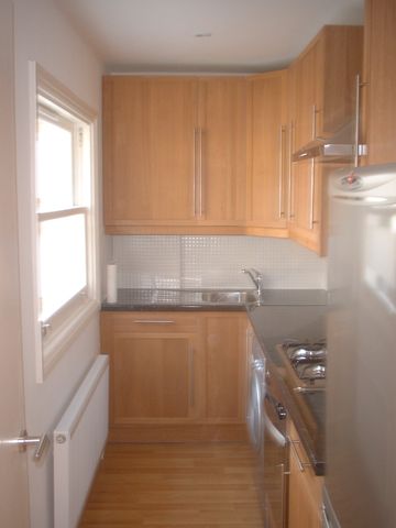 Cracking 2 bed flat with garden to Let in top location in Barnes - Photo 2