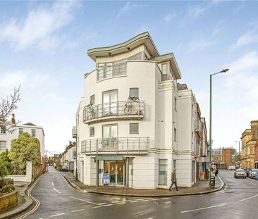 A bright and modern penthouse apartment located in Teddington town ... - Photo 4