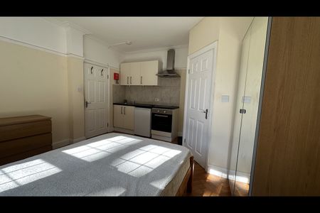 Studio Flat, Wendover Court, NW2 - Photo 3
