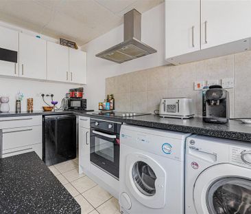 3 bedroom flat to rent - Photo 3