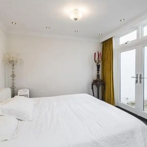 2 bedroom flat in London - Photo 2