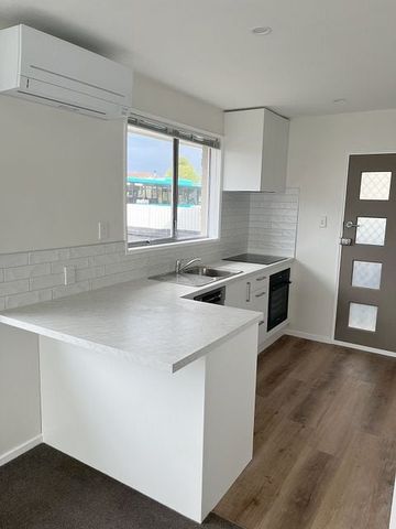 Sunny, freshly updated 2 bedroom unit - Photo 4
