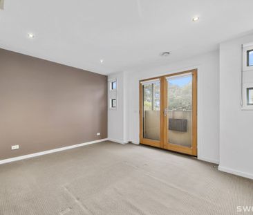 Exceptionally spacious three bedroom residence in perfect location - Photo 2