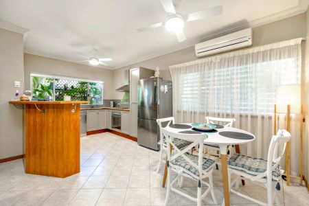 Furnished ground floor apartment, two streets from beach. - Photo 5