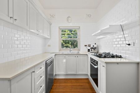 Elegant Fully Furnished Art Deco Apartment in the Heart of Wollongong - Photo 4