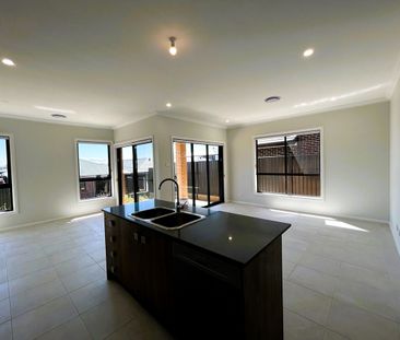 Modern home in private setting - Photo 5
