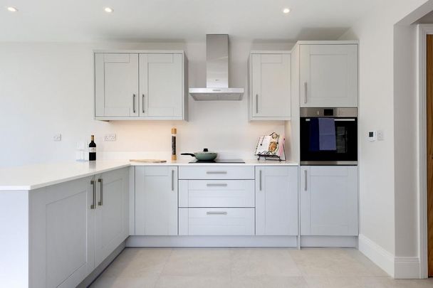 4 bedroom end of terrace house to rent - Photo 1