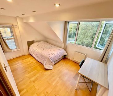 Top floor, female only, 4 bedroom flat - Photo 1