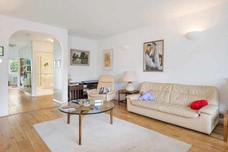 A charming three bedroom apartment in St John’s Wood. - Photo 3