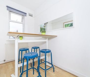 Room in a Shared House, Lingwell Road, SW17 - Photo 2