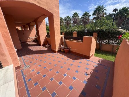 Fantástico apartamento a pocos metros de la playa en Hacienda del Sol, Estepona - Photo 3