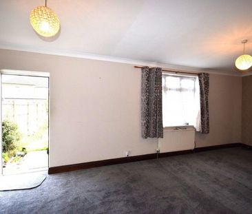 Three bedroom house ideal for working families- £2350 - Photo 4