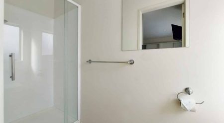 Furnished Studio Room in Hillcrest - Photo 3