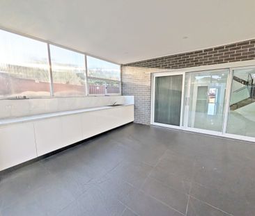 Spacious 6-Bedroom Family Home Now Available To Rent - Photo 6
