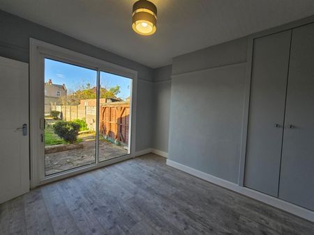 Collinwood Avenue, Enfield EN3, London - Photo 2