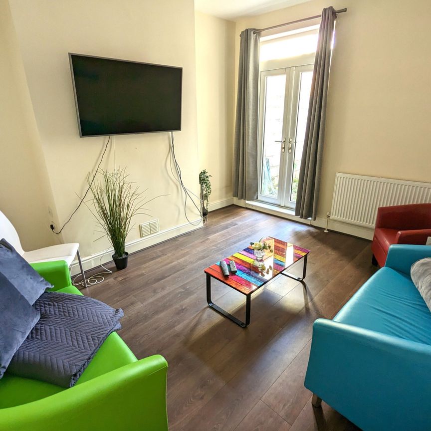 Quiet Professional Home Near Gloucester Road - Photo 1