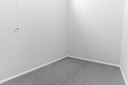 Coastal Convenience - Quiet Top-Floor Living - Photo 2