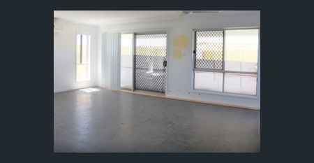 SPACIOUS TWO LIVINGS AREAS PLUS STUDY - BE THE ENVY OF YOUR FRIENDS! - Photo 2