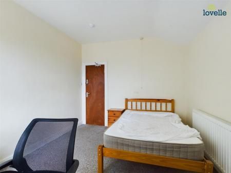 4 bedroom Town house To Let - Photo 3