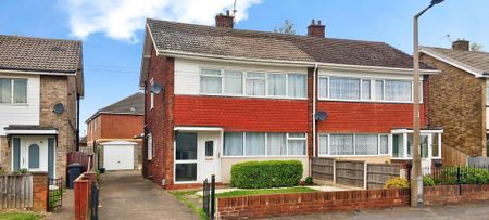 3 bedroom semi-detached house to rent - Photo 4