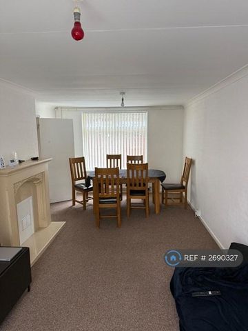 3 bedroom semi-detached house to rent - Photo 3