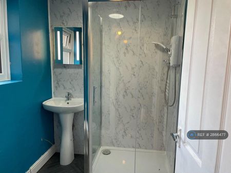 4 bedroom terraced house to rent - Photo 5