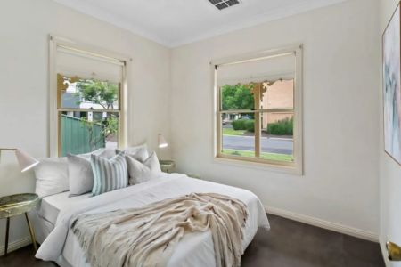 Spacious 4 Bedroom Family Home in the Heart of Mawson Lakes - Photo 4