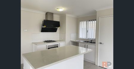 Spacious 3-Bedroom Home with Modern Kitchen & Outdoor Living - Photo 2