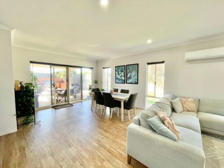 Spacious Family Home with Multiple Living Areas! - Photo 3