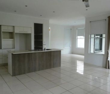 Family Home in the Beautiful Town of Seaside - Photo 5