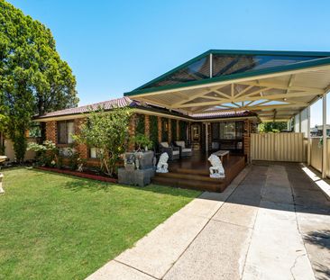 Family Home With Outdoor Kitchen - Photo 6