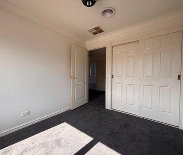 Charming 3-Bedroom Home in Quiet Court Location - Photo 2