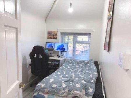 Spearing Road, High Wycombe, HP12 - Photo 4