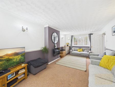 4 bedroom detached house to rent - Photo 2