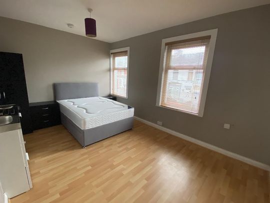 1 bedroom in a house share to rent - Photo 1