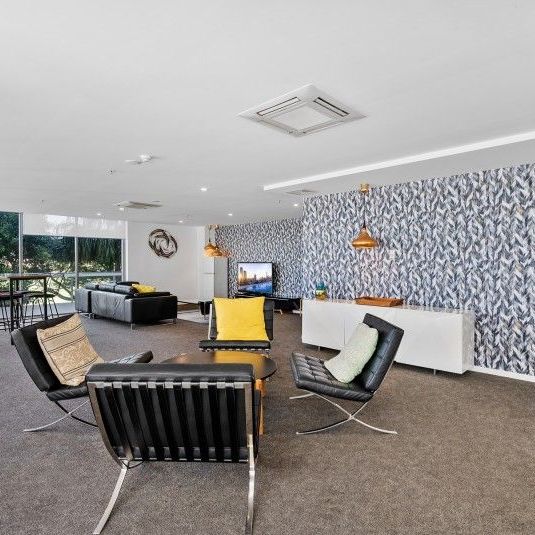 Modern 2-Bedroom Apartment with Spectacular Broadwater Views - Photo 1